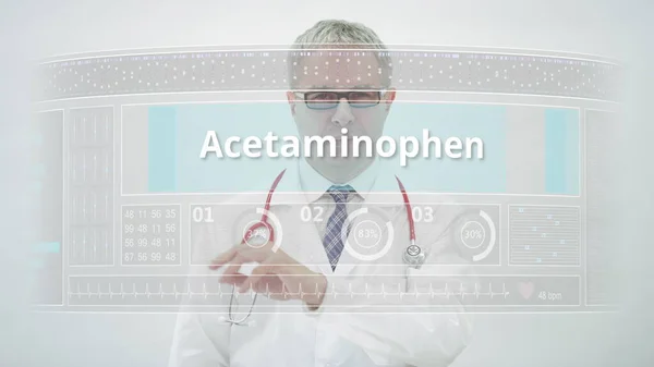 의사가 터치 스크린 표시에 ACETAMINOPHEN 일반 의약품 이름으로 두루마리를 옮긴다 — 스톡 사진