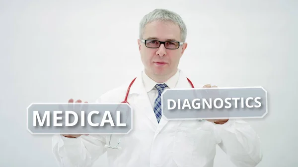 Medico maschile tiene il testo DIAGNOSTICA MEDICA nelle sue mani — Foto Stock