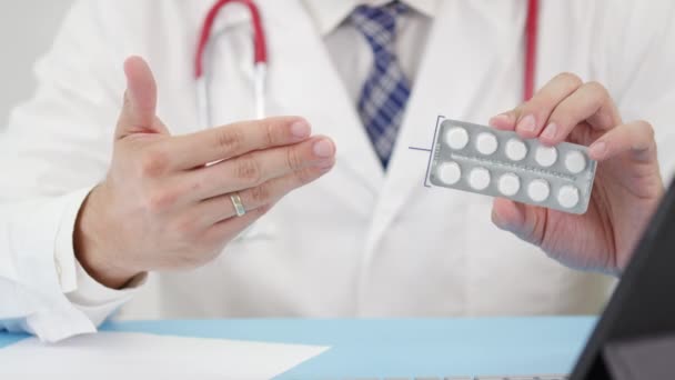 Vitamin-b3-Blisterpackung mit Tabletten in der Hand des Arztes — Stockvideo