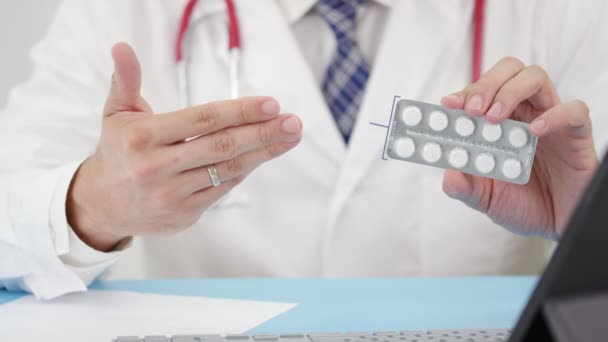 Doktorların elinde tabletlerle izotop paketleri. — Stok video