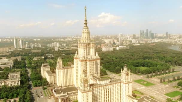Aerial kredser skud af den berømte Moskva State University MSU bygning i bybilledet i Moskva, Rusland – Stock-video