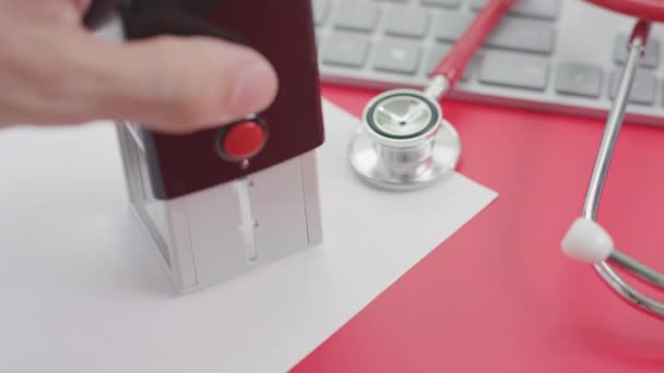 Stempel DRUG TEST FAILED di atas kertas, tempat kerja dokter — Stok Video