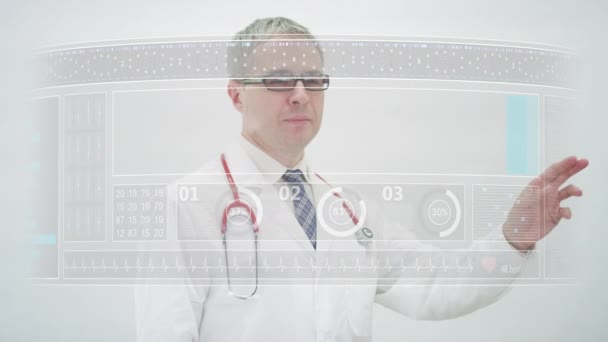 의사는 터치스크린 화면에 등장하는 AZITHROMYCIN 제네릭 약물 이름으로 두루마리를 옮긴다 — 비디오