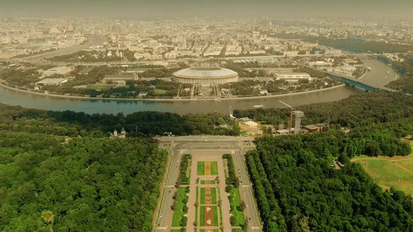 Vue aérienne du paysage urbain de Moscou vu de la région de Loujniki. Russie — Photo