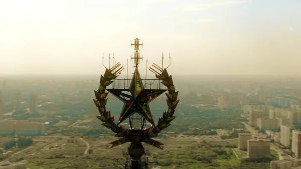 モスクワ国立大学のMSUビルの尖塔上の旧ソ連の星の空中ショット。ロシア — ストック写真