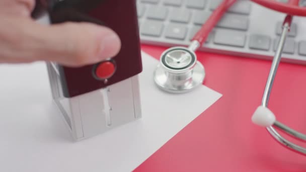 ZIKA VIRUS ALERT σφραγίδα στο χαρτί, οι γιατροί στο χώρο εργασίας — Αρχείο Βίντεο