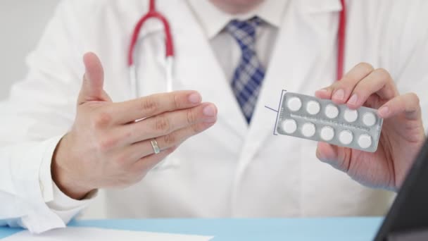 Levotyroxin generisk läkemedelsblisterförpackning med tabletter i handen — Stockvideo