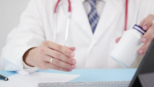 Γιατρός περιγράφει κάποια μια γενική ΒΙΤΑΜΙΝΗ Β6 σε έναν ασθενή — Αρχείο Βίντεο