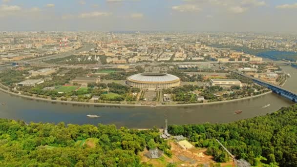 Panoramische luchtopname van het stadsgezicht van Moskou centrum gezien vanuit Vorobyovy Gory park, Rusland — Stockvideo