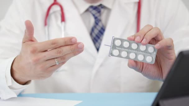 Médico médico habla de tabletas de vitamina c en su consultorio — Vídeo de stock