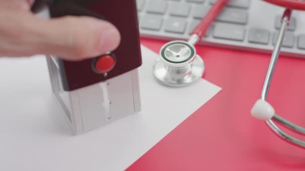 Znaczek HIV ALERT na papierze, miejsce pracy lekarzy — Wideo stockowe