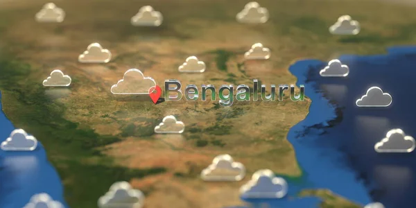 Ícones meteorológicos nublados perto da cidade de Bengaluru no mapa, previsão meteorológica relacionada com a renderização 3D — Fotografia de Stock