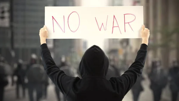Protestante desconhecido segura um cartaz sem texto de guerra — Fotografia de Stock