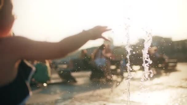 Niña jugando en la fuente del parque en un día de verano, toma de cámara lenta — Vídeo de stock