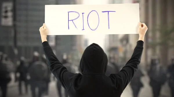 RIOT抗议横幅上的文字 — 图库照片