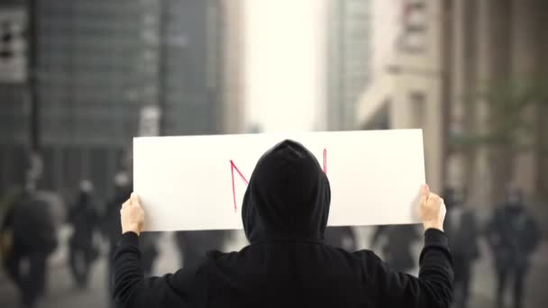 Un manifestant inconnu tient une pancarte sans texte — Video