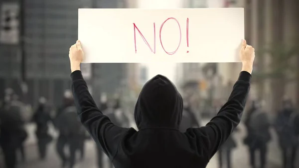 Manifestante desconocido sostiene un cartel sin texto — Foto de Stock