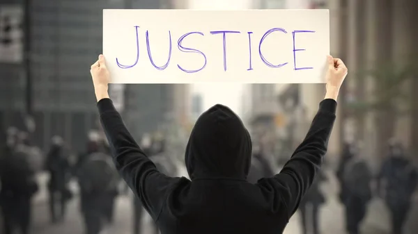 Manifestante desconocido sostiene un cartel con texto de JUSTICIA — Foto de Stock