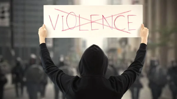 Unbekannter Demonstrant hält Plakat mit NO VIOLENCE Text in der Hand — Stockfoto