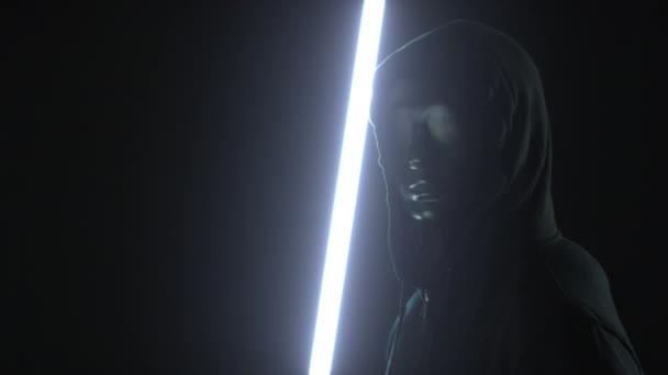 Чоловік у чорній масці та світлі, що розкриває слово BLACK — стокове відео