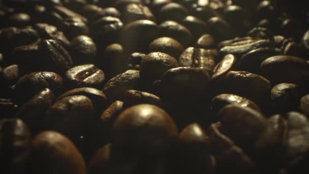 Stapel gebrande koffiebonen, macro dolly shot op Red — Stockvideo