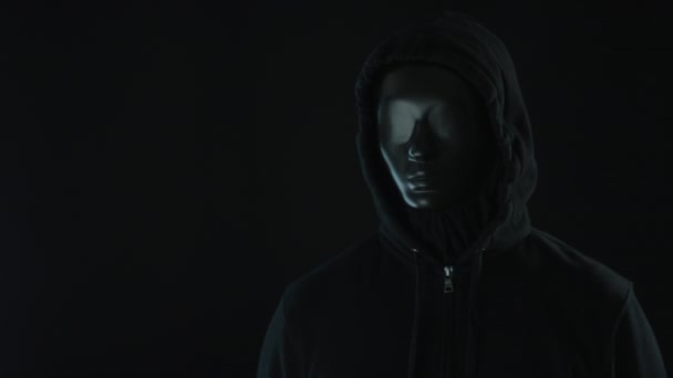 Homme inconnu portant une barre lumineuse noire et éclatante — Video