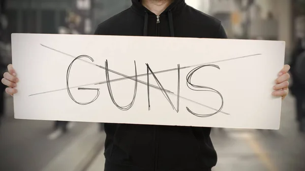 Neznámý rioter drží plakát s textem NO GUNS — Stock fotografie