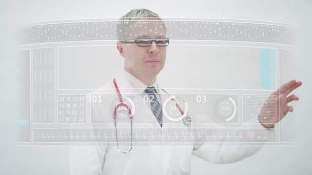 Orvos tekercsek INSULIN GLARGINE generikus gyógyszer nevét érintőképernyős kijelzőn — Stock videók