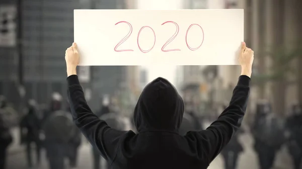 Meçhul protestocu 2020 metinli bir pankart tutuyor — Stok fotoğraf