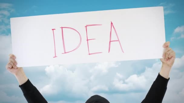 Текст проекта IDEA на плакате на фоне голубого неба — стоковое видео