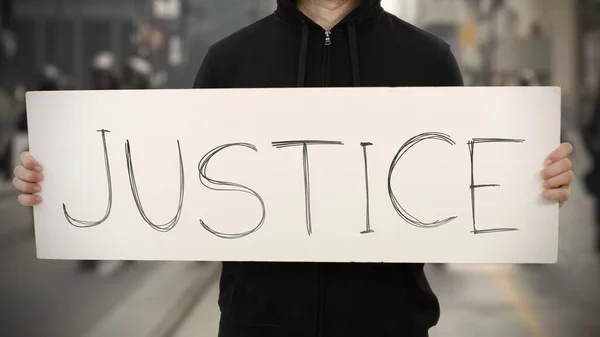 Άγνωστος ακτιβιστής κρατά ένα πλακάτ με κείμενο της JUSTICE — Φωτογραφία Αρχείου