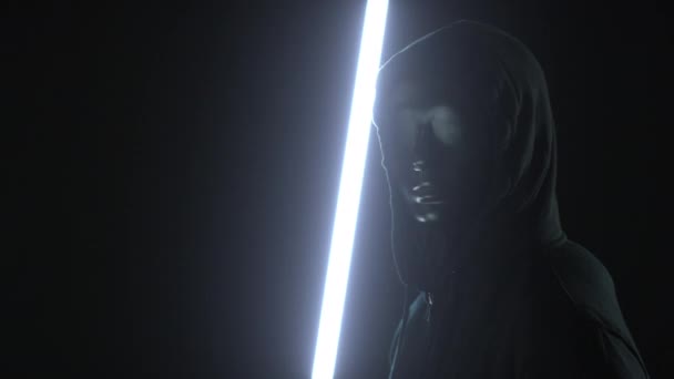 Mannen bär svart mask och ljuset avslöjar DIGITAL ID-text — Stockvideo