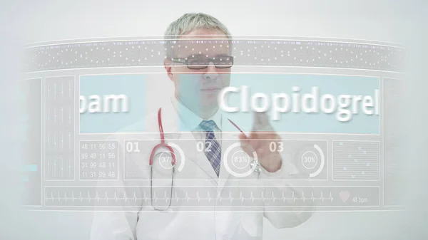 CLOPIDOGREL jenerik ilaç adı modern bir ekranda bir doktor tarafından kaydırıldı — Stok fotoğraf