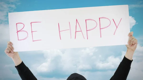 Fii fericit text pe o pancartă pe cer — Fotografie, imagine de stoc