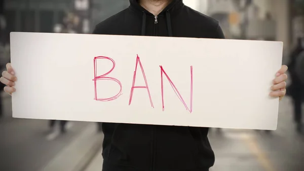 Άγνωστος ακτιβιστής κρατά μια πινακίδα με κείμενο BAN — Φωτογραφία Αρχείου
