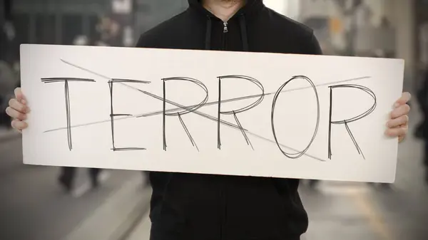 Manifestante desconocido sostiene una pancarta sin palabras TERROR — Foto de Stock