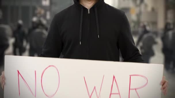 不明活動家は戦争テキストなしのプラカードを保持しています — ストック動画