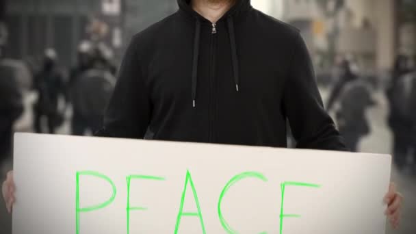 PEACE-tekst over een activisme-spandoek — Stockvideo
