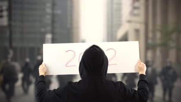 Protestante desconhecido segura cartaz com texto de 2022 — Vídeo de Stock