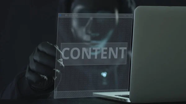 Peretas bertopeng hitam menarik tagihan CONTENT dari laptop. Hacking konsep — Stok Foto