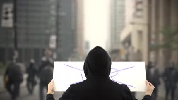 Manifestante sconosciuto tiene uno striscione senza testo di GUERRA — Video Stock