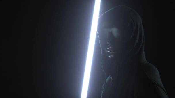 Mann trägt schwarze Maske und das Licht offenbart SECRET Wort — Stockvideo