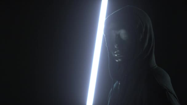 Mann mit schwarzer Maske und dem Licht, das IDENTIFYING Wort enthüllt — Stockvideo