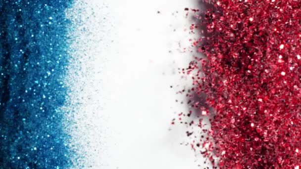 Lanciando strisce di polvere blu e rossa che assomigliano alla bandiera della Francia in aria, colpo al rallentatore. Concetto di festa nazionale — Video Stock