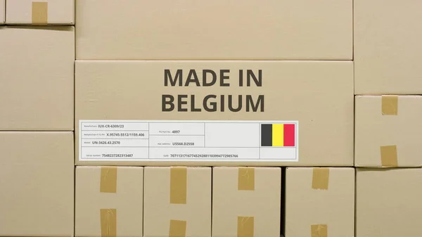 Cartón con texto impreso MADE IN BELGIUM y bandera. Concepto logístico almacén —  Fotos de Stock