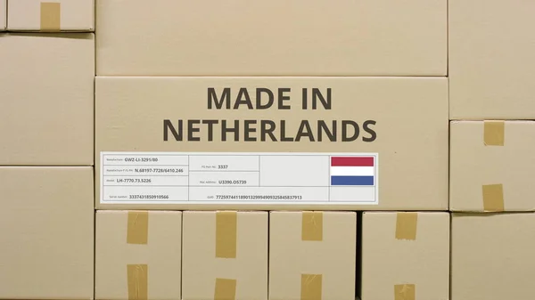 HECHO EN PAÍSES BAJOS texto y etiqueta de la bandera en el cartón en un almacenamiento — Foto de Stock