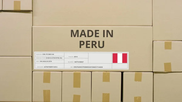 Caja con texto impreso MADE IN PERU y pegatina de la bandera en un almacén —  Fotos de Stock