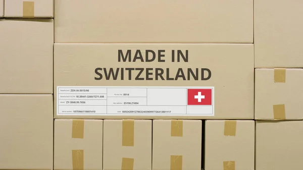 Caja con texto impreso MADE IN SWITZERLAND y pegatina de bandera en un almacén —  Fotos de Stock