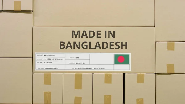 Caja de cartón con texto impreso MADE IN BANGLADESH entre otras cajas — Foto de Stock