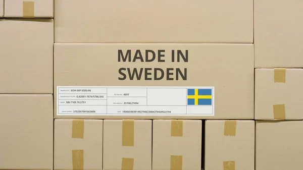 Cartón con texto impreso MADE IN SWEDEN y bandera. Concepto logístico almacén —  Fotos de Stock